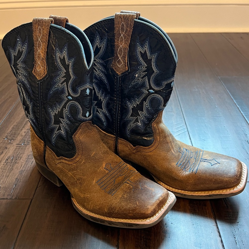Authentic ARIAT boots. Good used condition. Youth boys size 3.